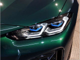 【LEDヘッドライト】先進のLEDテクノロジーを採用。放射される白色光の周波特性は太陽光に近く、バイキセノン・ヘッドライトを上回るコントラストで更に明るく輝きます!