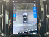 【360&deg;ビューカメラ】4台の高解像度カメラで360度の鳥瞰図を表示。隣の車や壁、死角にある障害物などを画面で確認できるため、狭いスペースでの駐車・出入りも安心です。