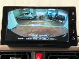 【バックカメラ】 駐車時に車両後方の様子を見ることができるので、運転の不安を軽くします。