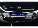 ★運転席と助手席でそれぞれお好みに合わせて温度設定が行えるフルオートエアコンです。外気温や室温、日射量を感知し、吹き出し温度、風量を緻密に制御します