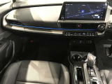 スタイリッシュなデザインのインパネ。各操作スイッチは使いやすい位置に配置されてます。