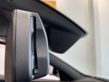 自動防眩機能を備えたルームミラー。ETC車載器を搭載しておりスタイリッシュかつ機能性を兼ね備えております。
