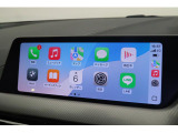 【アップルカープレイ】iPhoneがBMW車両とワイヤレスで接続されます。Apple CarPlayでは、オーディオストリーミングやメッセージングアプリがディスプレイに表示されます。