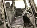 女性でも運転がしやすいように、シートの高さ調整機能(シートリフター)がついています。運転席と助手席の間が空いている為、助手席側への移動がスムーズです。交通量の多い道でも助手席側から乗り降りができます。