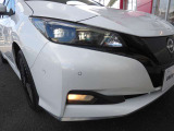 明るいLEDヘッドライト採用で夜の運転も安心です。フォグランプもついていて、霧の中でも明るい視界を確保します。