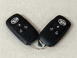電子カードキーを携帯していれば、ドアハンドルやバックドアのリクエストスイッチを押すだけでドアの施錠・解錠が出来ます♪もちろん 遠隔操作も可能です!盗難防止のイモビライザー機能装備ですよ ☆