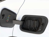 急速充電器は、外出先の公共の充電ステーションでご利用いただけます。CHAdeMOに対応し、短時間で急速充電!150kWの急速充電器を使用した場合、充電率10%から80%まで、約32分で充電できます。