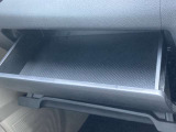 上下二段のグローブボックス。小物の収納に使えます。