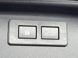 【パワーバックドア】スマートキーや運転席のボタンを押すだけでリアゲートが自動で開閉します!荷物を持っている時や、高い位置にあるバックドアを閉める際に便利な機能です♪