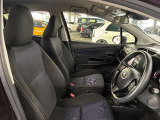 運転席の画像です。足元やシートまわりに余裕があり、リラックスした姿勢で運転が可能です。視界も良好で操作系へのアクセスもしやすく、快適で安心感のあるドライブをサポートします。