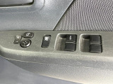 【電動格納ミラー】サイドミラーは電動格納式となっており、狭い駐車場でもキズがつくリスクを抑えられます。