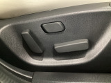 運転席にはパワーシートを装備!シート位置を記憶するメモリー機能付きなのでご夫婦で2名分セットすると便利です♪