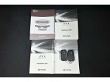保証書・記録簿・取扱説明書と揃っています。キーの電池は新品にお取替えしてから納車させて頂きます。
