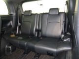 3列目シートは跳ね上げ式で折りたたみ可能です。キャンプ用品など大きな荷物もばっちり収納可能です!