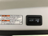 パワーバックドアは荷物の出し入れがしやすい優れもの!スイッチひとつで重たいバックドアが締まります!日用品の大量買い出しにも大活躍!