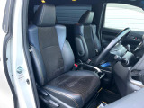 運転席まわりには十分なスペースがあり、大柄な方でもゆったり運転していただける環境です。