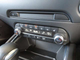 【フルオートエアコン】運転席と助手席の温度調整がそれぞれ出来るフルオートエアコン装備です。これなら暑がりなご主人、寒がりな奥様が同乗されても問題ないですね。