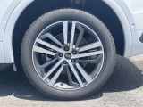 20インチ純正アルミホイール装備 全車両に標準装備の純正アルミホイールは、純正ならではのバランスの良いデザインと、走行安定性をお楽しみ頂けます。