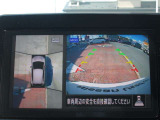 アラウンドビューモニター(車両を上から見たように表示)装着で車庫入れをサポート