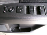 運転席から全ての窓の開閉ができます。ウィンドウロック機能はお子様のいたずら防止に有効です。