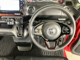 【ハンドル】運転にかかわる様々な操作を安全に行えるように視点移動が少なく操作性に配慮されたスイッチ類が凝縮されたコックピットです。
