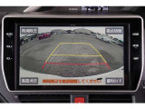 【バックモニター】 後退時に車両の後ろ側を表示します。車庫入れなどでバックする際に安心です。