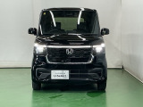 LEDヘッドライトを装備しています。LEDヘッドライトはとても明るく、雨の日や夜間走行も安全・安心です。オートライトコントロール付きで周囲の明るさに応じて自動で点灯・消灯します