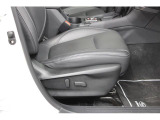 運転席パワーシート。シートリフター、前チルト、前後スライド、リクライニング、ランバーサポートの調整を電動化。最適なポジションを提供します。