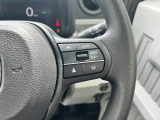 予め設定した速度で定速走行。先行車に近づいたら、システムが先行車との距離や速度差を測定し、自動的に加減速。適切な車間距離を維持しながら追従走行します。