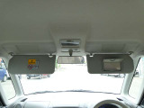 運転席にサンバイザー裏にはバニティミラーが備わっていますので、車の外に出る前にパパッと身だしなみをチェックすることができて便利ですよ♪