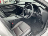 適度な包まれ感のある、低く構えたコクピット。運転席は、メモリー機能で車側に2つ、メイン/スペアキーに各1つずつの合計4つのポジションをメモリーできます。