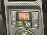 【オートエアコン】一度お好みの温度に設定すれば、車内の温度を検知し風量や温度を自動で調整。暑い&hellip;寒い&hellip;と何度もスイッチ操作をする必要はありません。快適な車内空間には必須の機能ですね♪