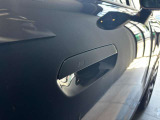 【スマートキー】お車に近づくだけでドアロック/ロック解除が可能です。