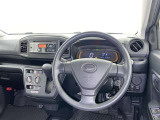 運転席まわりです。 各操作スイッチは使いやすい位置に配置されてます。