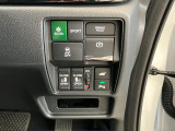 【リア両側パワースライドドア】リモコンなどで自動開閉。Hondaスマートキーを携帯していれば、軽い力で解錠とドアオープンが行えます。半ドア状態まで閉めると、自動的に全閉する機能付き。