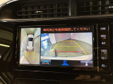 映像で見づらい車両周辺の確認をアシスト。クルマを真上から見ているような映像を表示。 運転席から確認しにくい車両周囲の状況を把握。