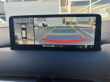 360度ビューカメラを搭載。4方の小型カメラの映像を処理し、車両真上からの映像に変換しています。