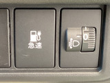 急速充電時は、車内の専用スイッチを操作することで充電口の蓋が開く仕組みです。車内からの操作に限定することで、誤接続や差し間違いを防ぐ安全性の高い設計となっています。
