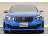 【キドニーグリル】BMWの代名詞。一目見ただけでBMWであると認識できる確固たるアイコンとして存在感を放ちます。