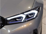 【LEDヘッドライト】先進のLEDテクノロジーを採用。放射される白色光の周波特性は太陽光に近く、バイキセノン・ヘッドライトを上回るコントラストで更に明るく輝きます!