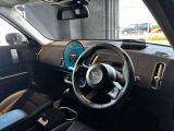 丸を基調とした個性的なインテリア。MINIならではの拘りポイントです!運転が楽しくなるインテリアです!