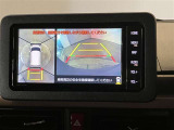 【パノラミックビューモニター】映像で、見づらい車両周辺の確認をアシスト。クルマを真上から見ているような映像を表示。 運転席から確認しにくい車両周囲の状況を把握。