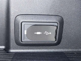 充電用USB端子付き。スマートフォンなどの充電に便利です。
