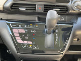 「オートエアコン」付き一年中快適な室内を提供!車内温度を設定すると、風量を自動で調節してくれます。さらに前席シートヒーターつき(^^)/