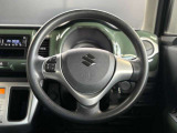 ステアリングホイールにはステアリングリモコンが装備されており、手をハンドルから離さずにオーディオの操作ができるため快適性や安全性の向上に貢献してくれています!