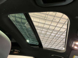 パノラミックルーフで明るい車内と開放感あるドライブをお楽しみいただけます。