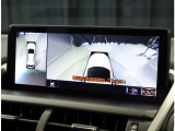 パノラミックビューモニター。車両を上から見たような映像を表示。運転席から目視しにくい車両周囲の状況をリアルタイムで確認できます。