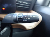 オートライト機能が装備されており暗い場所に入ると車両が検知しライトのON・OFFを自動的に切り替えてくれますので非常に便利な装備です♪