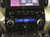 【オートエアコン】一度お好みの温度に設定すれば、車内の温度を検知し風量や温度を自動で調整。暑い&hellip;寒い&hellip;と何度もスイッチ操作をする必要はありません。快適な車内空間には必須の機能ですね♪