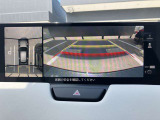 360&deg;ビューモニターでは、両サイドとフロント、バックカメラの合成で、あたかも上空から見下ろした様に周囲を確認して頂けます。駐車場だけでなく、T字路等でも活躍のアイテムです!